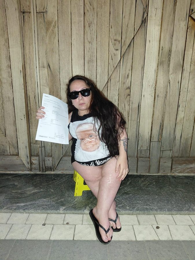 Valeria Bosco con la conferma dell'ordine di bonifico della donazione a Le Petit Port
